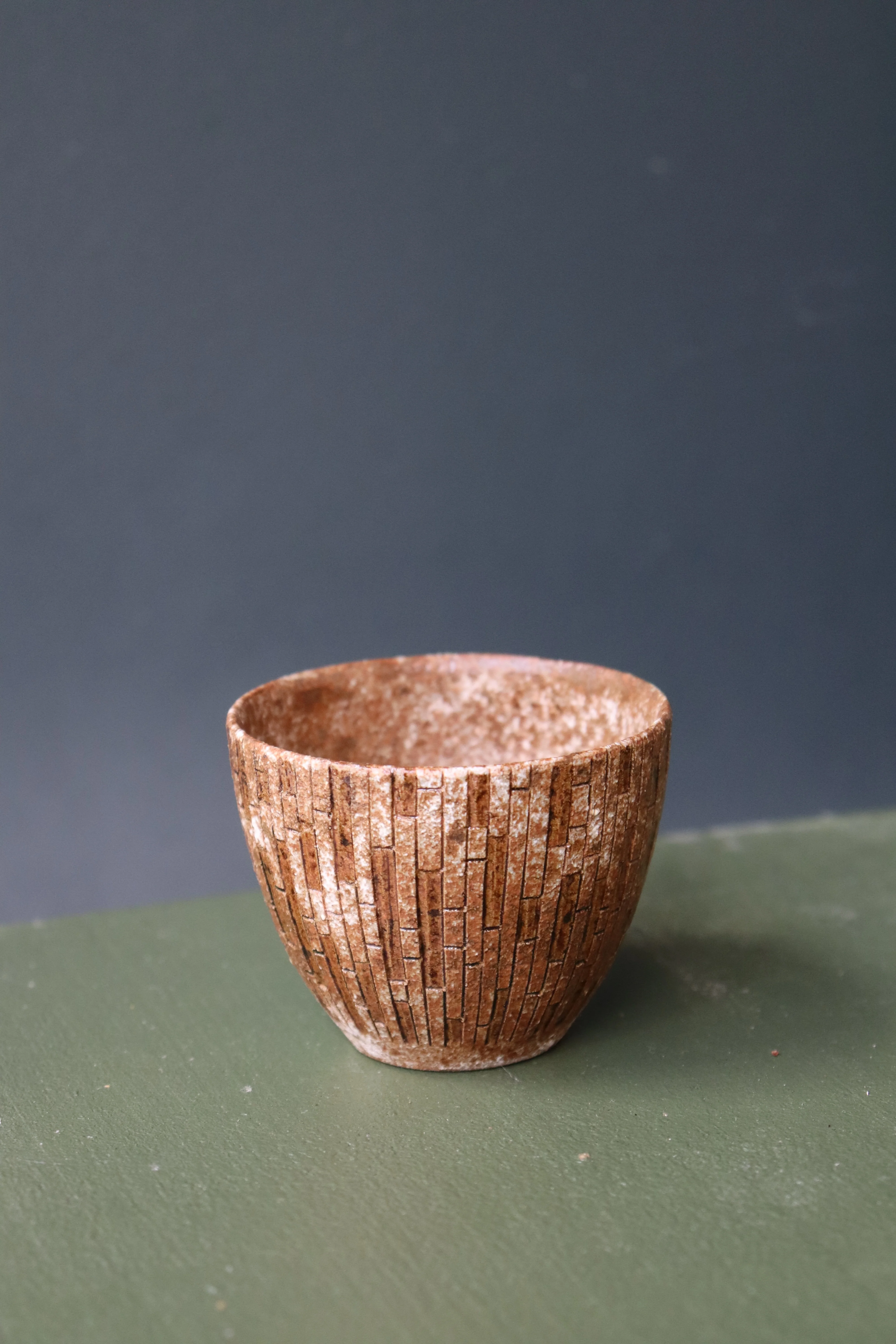 Emui: Handmade Guinomi Cup - Vertical Pattern Brown [Available upon request]