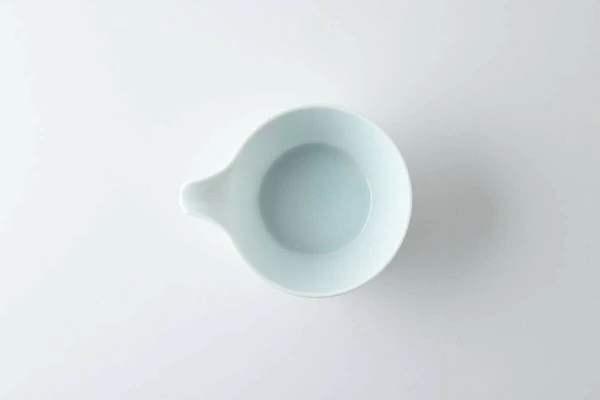 Oda Pottery: Sazanami Design Porcelain Bowl with Pouring Lip (Pale Blue) 小田陶器さざなみ片口小鉢（青白） - Image 2