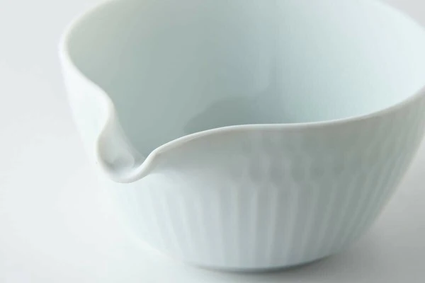 Oda Pottery: Sazanami Design Porcelain Bowl with Pouring Lip (Pale Blue) 小田陶器さざなみ片口小鉢（青白） - Image 3