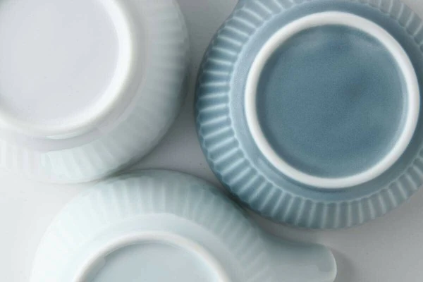 Oda Pottery: Sazanami Design Porcelain Bowl with Pouring Lip (Pale Blue) 小田陶器さざなみ片口小鉢（青白） - Image 5