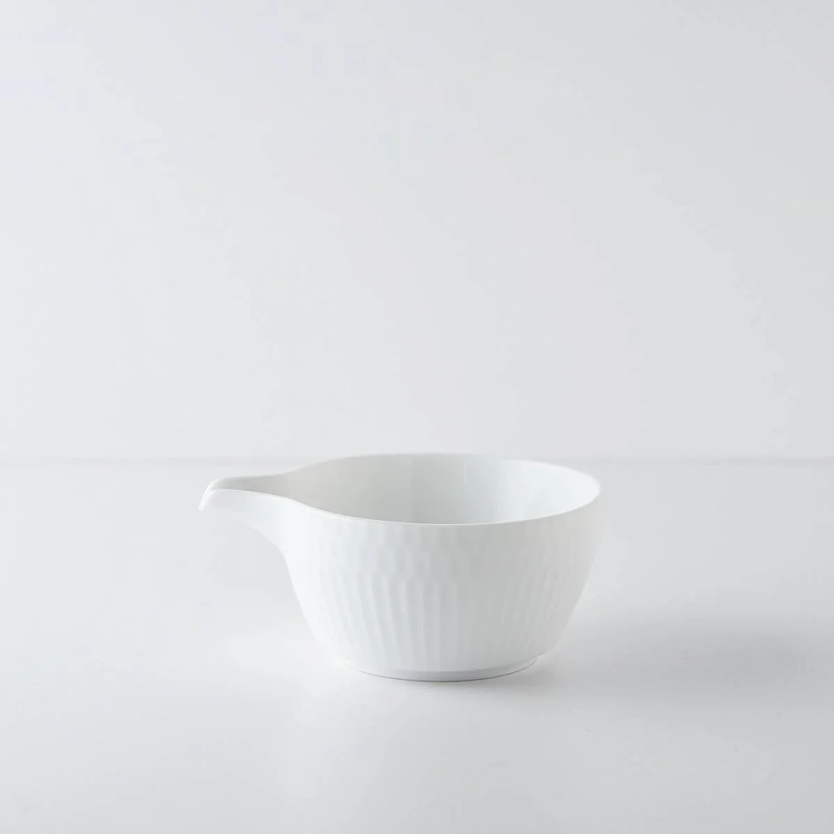 Oda Pottery: Sazanami Design Porcelain Bowl with Pouring Lip (White) 小田陶器さざなみ片口小鉢（白）