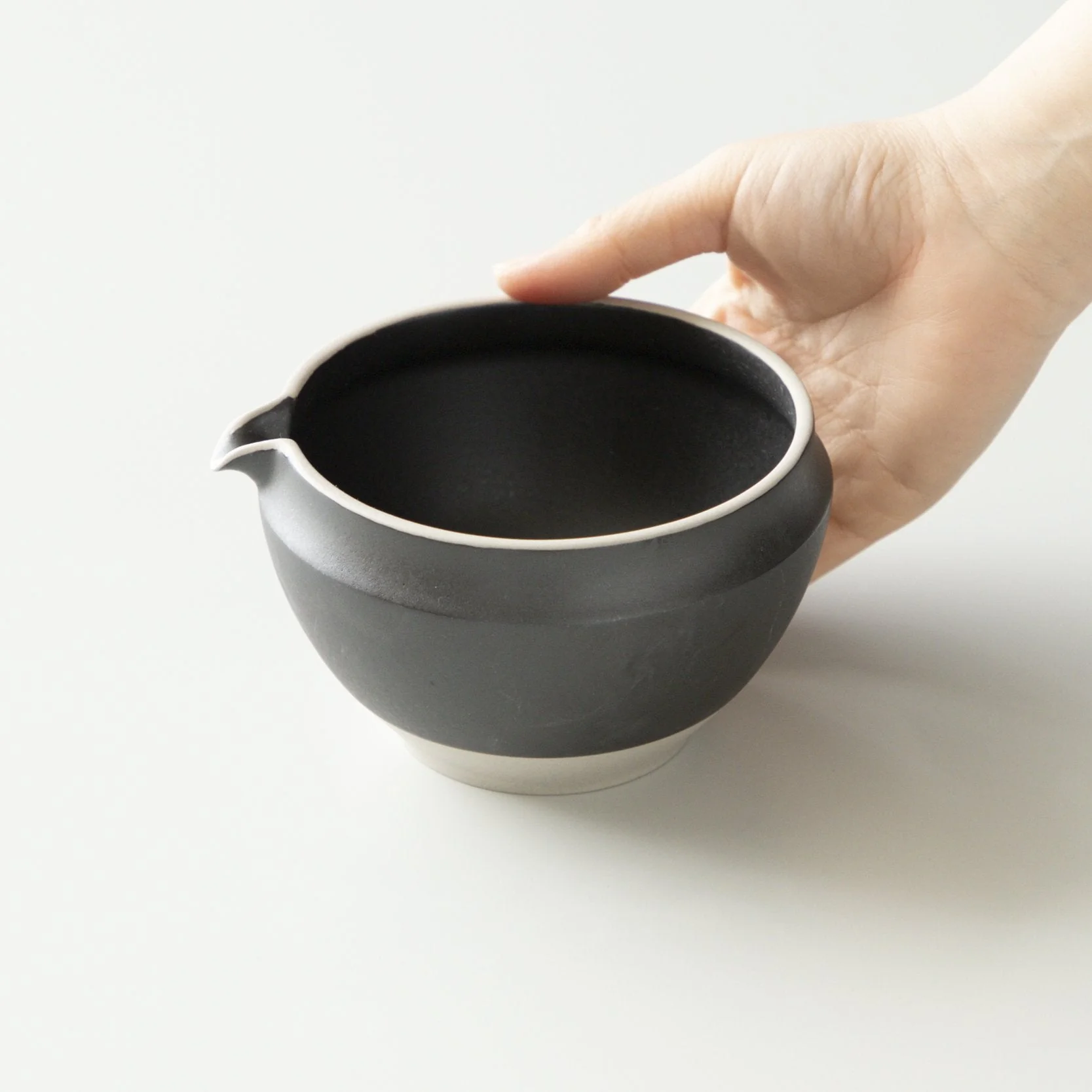 (while stock lasts) Origami Tea Akatsuki Black Minoyaki Porcelain Matcha Bowl with Pouring Lip 抹茶碗 暁月ブラック - Image 4
