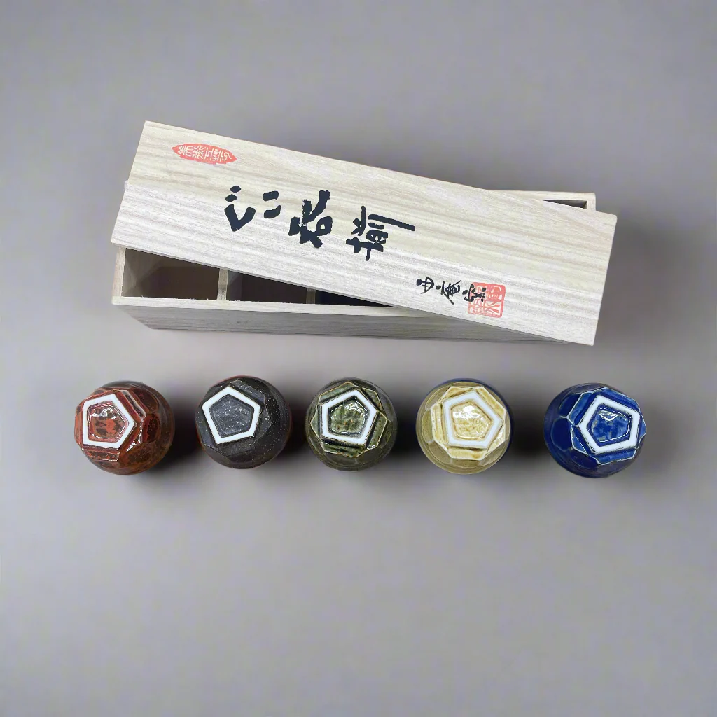 Seiangama: Carved Design Mino-yaki Guinomi Cup 5 Piece Set with Wooden Box 削ぎ五様ぐい呑揃 - Image 4