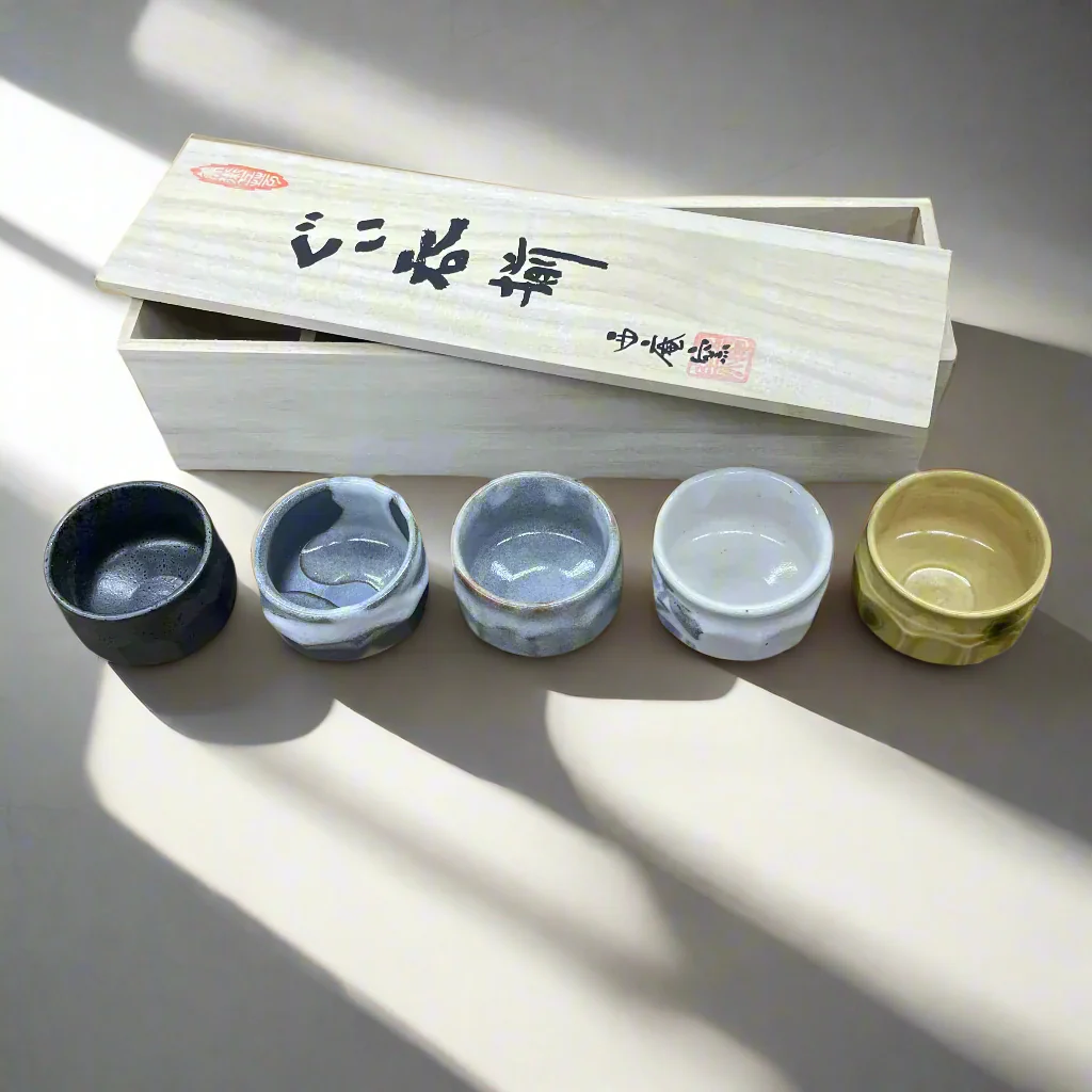 Seiangama: Handmade Mino-yaki Guinomi Cup 5 Piece Set with Wooden Box 手造り五様ぐい呑揃 - Image 2