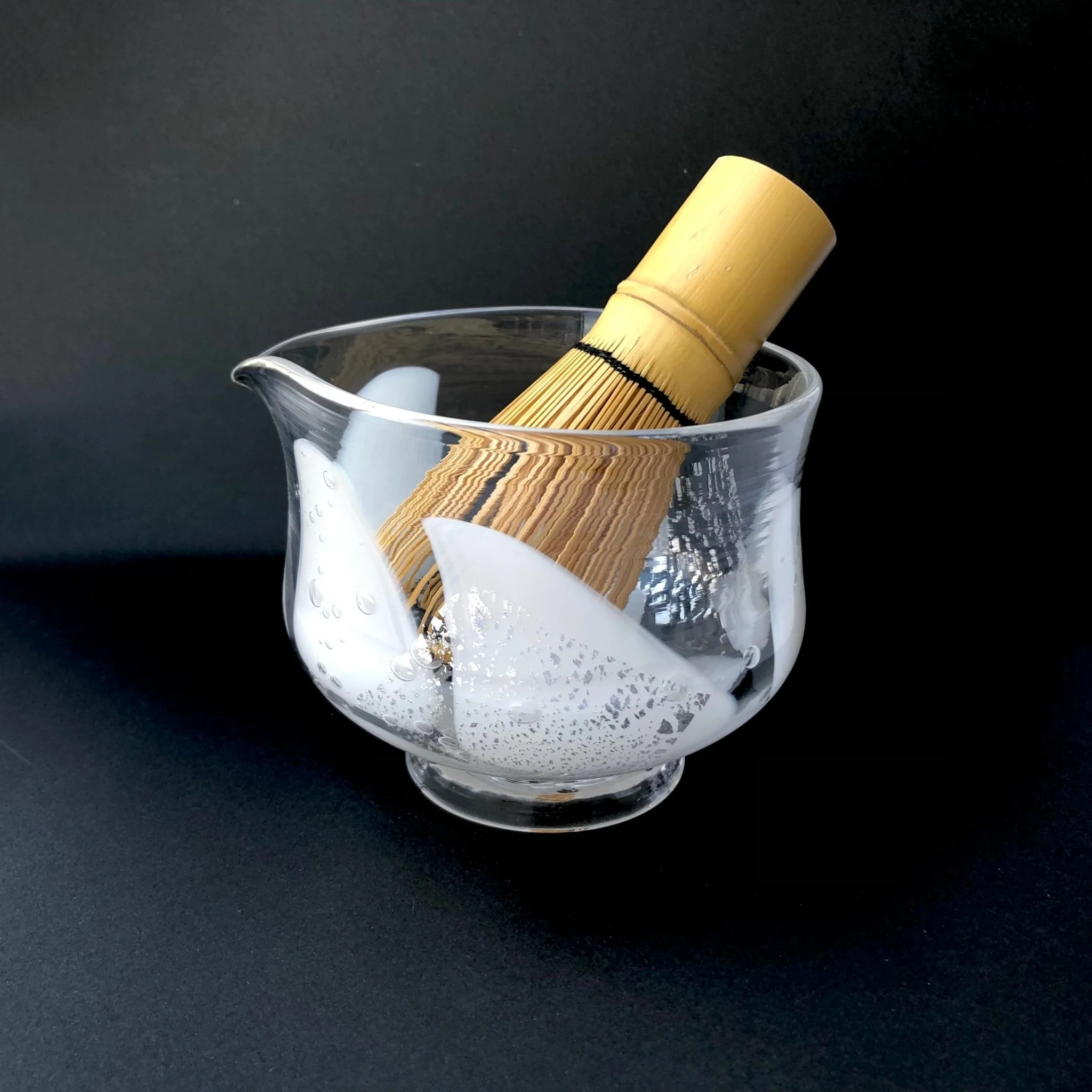 Suikaen: Katakuchi Chawan Glass Matcha Bowl with Spout (Tomoe, 巴) - Image 2