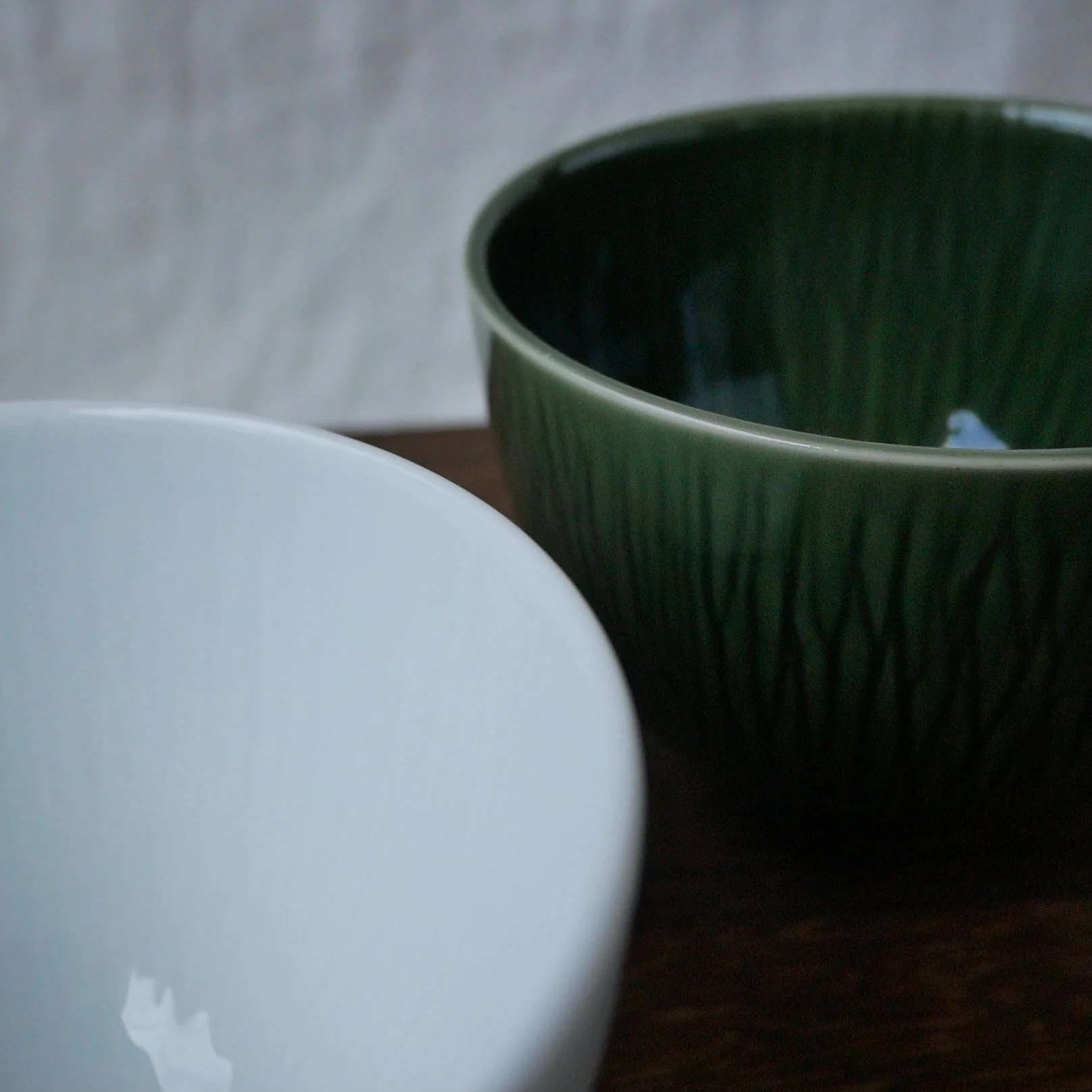 Yamani - Miyama Tableware: "Crease" Matcha Bowl Snow White - Image 4